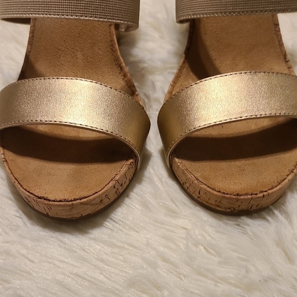 AEROSOLES Women's Gold and Tan Wedge 4" Sandals - Size 10M - Picture 4 of 12